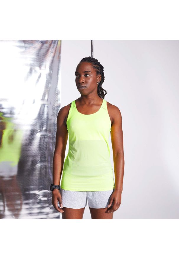 KIPRUN - Koszulka do biegania bez rękawów damska Kiprun Care Bra. Kolor: żółty. Materiał: materiał, elastan, poliamid. Długość rękawa: bez rękawów