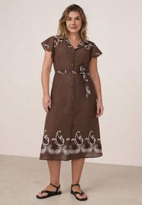Born2be - Brązowa Rozkloszowana Sukienka Koszulowa z Wiskozy z Haftem i Wiązanym Paskiem Adellis. Okazja: na co dzień. Kolekcja: plus size. Kolor: brązowy. Materiał: wiskoza. Wzór: haft. Sezon: lato. Typ sukienki: koszulowe. Styl: casual, boho #4