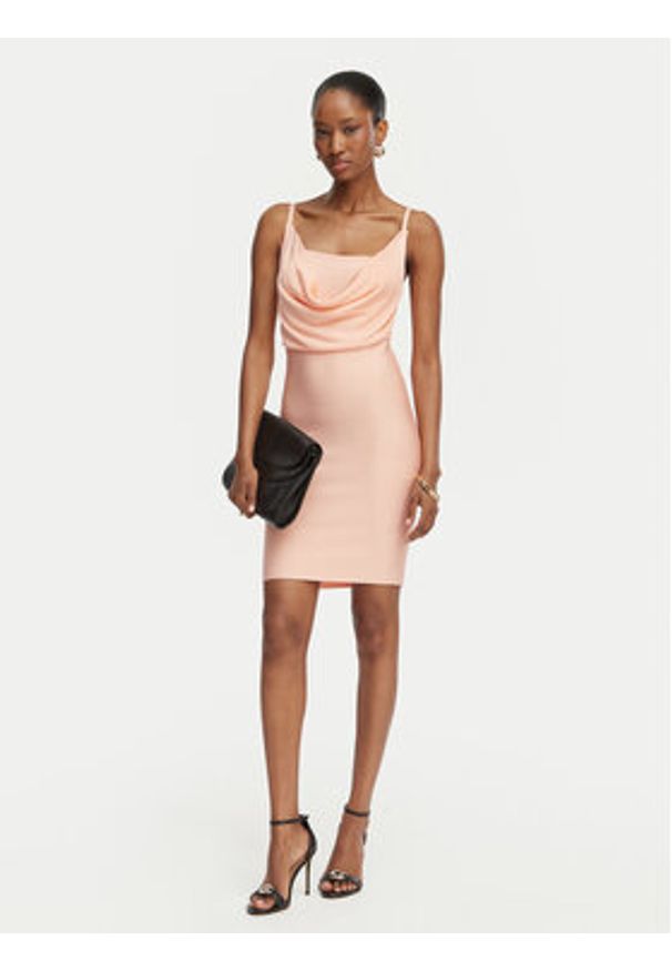 Guess Sukienka koktajlowa W6GK83 Z0686 Koralowy Slim Fit. Kolor: pomarańczowy. Materiał: wiskoza. Styl: wizytowy