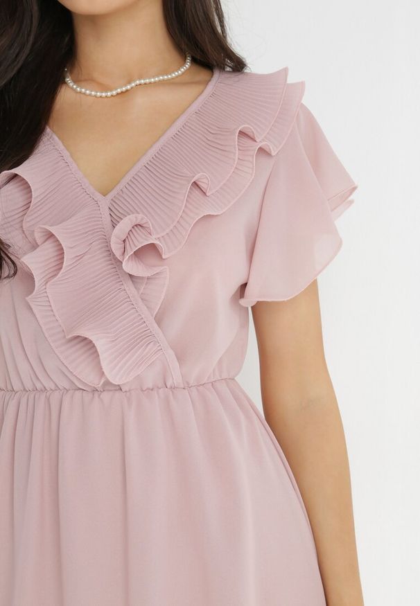 Born2be - Różowa Sukienka Phaenathe. Okazja: na imprezę. Typ kołnierza: dekolt kopertowy. Kolor: różowy. Długość rękawa: krótki rękaw. Typ sukienki: kopertowe. Długość: mini