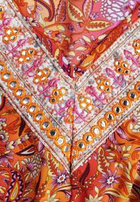 Born2be - Czerwona Sukienka Rozkloszowana z Falbanką w Print Paisley Kapiss. Typ kołnierza: dekolt w kształcie V. Kolor: czerwony. Długość rękawa: długi rękaw. Wzór: nadruk, paisley. Styl: elegancki, klasyczny #7