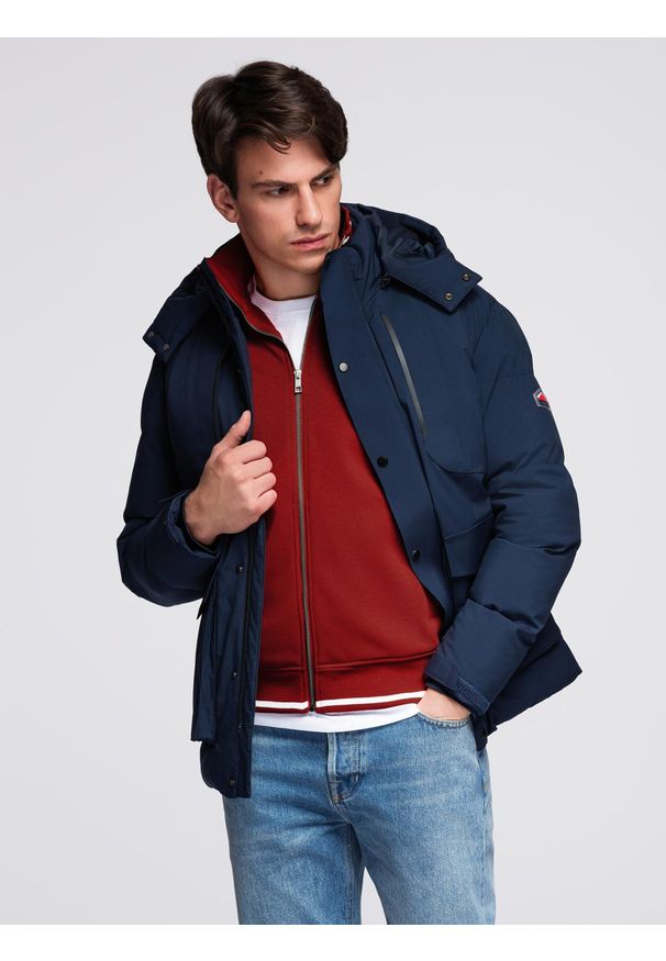 Ombre Clothing - Zimowa kurtka męska z odpinanym kapturem z wodoodpornego materiału - granatowa V1 - Rozmiar: M. Okazja: na co dzień. Kolor: niebieski. Materiał: materiał. Sezon: zima. Styl: casual, sportowy