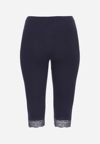 Born2be - Granatowe Spodnie Bawełniane Legginsy 3/4 z Koronką Amaratna. Okazja: na co dzień. Stan: podwyższony. Kolekcja: plus size. Kolor: niebieski. Materiał: bawełna, koronka. Wzór: koronka. Styl: elegancki, casual #7