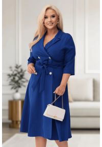 Moda Size Plus Iwanek - Elegancka szafirowa żakietowa sukienka Marietta XXL OVERSIZE WIOSNA. Okazja: na co dzień, na spotkanie biznesowe. Kolor: niebieski. Materiał: tkanina, poliester, elastan, materiał. Sezon: wiosna. Typ sukienki: oversize. Styl: elegancki #1