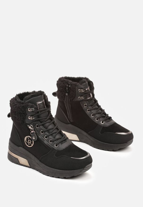 Renee - Czarne Sneakersy na Koturnie za Kostkę z Metaliczną Ozdobą i Suwakiem Sinelara. Okazja: na co dzień. Wysokość cholewki: za kostkę. Kolor: czarny. Materiał: jeans, futro. Wzór: aplikacja. Obcas: na koturnie