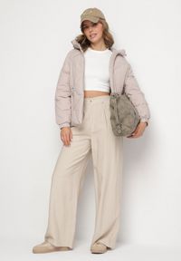 Born2be - Jasnobeżowa Pikowana Kurtka z Kapturem Rękawy Zakończone Gumką Liliaz. Okazja: na spotkanie biznesowe, na co dzień, do pracy, na spacer. Typ kołnierza: kaptur. Kolor: beżowy. Materiał: jeans. Styl: biznesowy, casual, elegancki #2