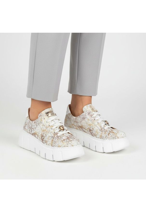 Sneakersy damskie Maciejka, cholewka ze skóry naturalnej z nadrukowanym wzorem klasyczne sznurowanie metalowa ozdoba przy języku zaokrąglony nosek ma. Zapięcie: sznurówki. Kolor: biały. Materiał: skóra. Szerokość cholewki: normalna. Wzór: aplikacja. Styl: klasyczny