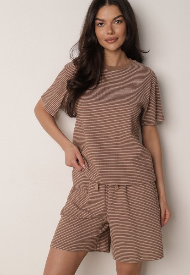 Born2be - Brązowe Bawełniane Szorty Dresowe w Drobne Paseczki Wiązane na Sznurki Loregune. Okazja: do domu, na co dzień. Kolor: brązowy. Materiał: bawełna, dresówka. Długość: krótkie. Wzór: gładki. Styl: elegancki, klasyczny, casual