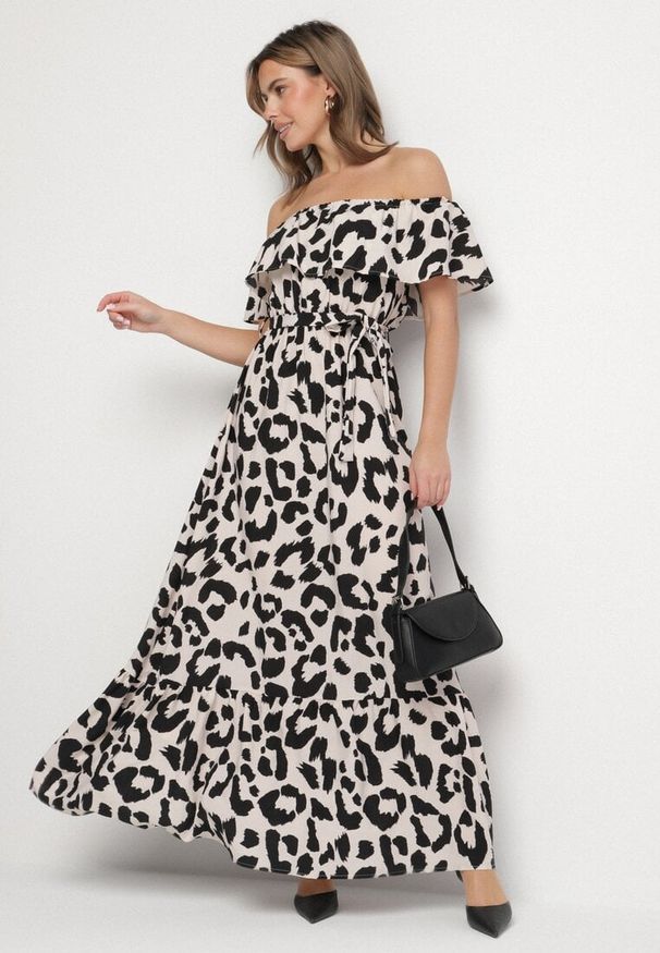 Born2be - Jasnobeżowa Sukienka Rozkloszowana o Kroju Hiszpanki w Panterkę Belisna. Okazja: na co dzień, na randkę, na spacer. Typ kołnierza: dekolt hiszpanka. Kolor: beżowy. Wzór: motyw zwierzęcy. Sezon: lato. Typ sukienki: proste, sportowe. Styl: casual, sportowy