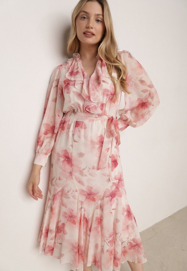 Born2be - Różowa Zwiewna Sukienka z Długim Rękawem Falbanami i Wiązanym Paskiem Aezera. Okazja: na co dzień, do pracy, na randkę. Kolor: różowy. Materiał: jeans, zamsz, poliester. Długość rękawa: długi rękaw. Typ sukienki: proste. Styl: casual, klasyczny, elegancki