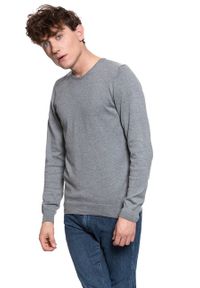 Mustang - MĘSKI SWETER MUSTANG Basic C-Neck Jumper MID GREY MELANGE 1006812 4140. Materiał: jeans, bawełna. Sezon: lato. Styl: klasyczny, elegancki