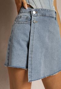 Renee - Ciemnoniebieskie Spódnico-Spodenki Jeansowe z Asymetryczną Zakładką Szorty Moongela. Okazja: na co dzień. Stan: podwyższony. Kolor: niebieski. Materiał: jeans. Styl: casual #3