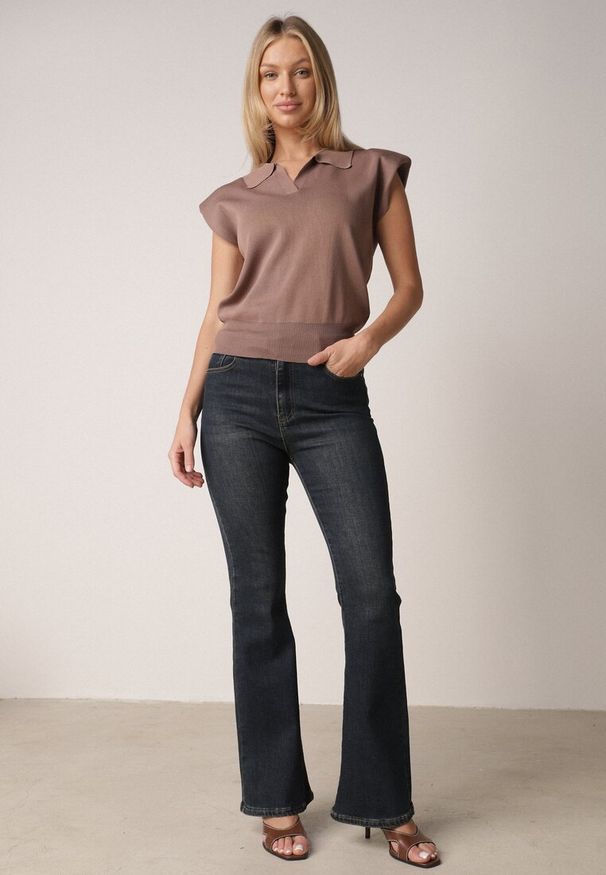 Born2be - Brązowa Wiskozowa Bluzka Sweterkowa z Usztywnionymi Ramionami i Kołnierzykiem Katano. Okazja: na co dzień. Kolor: brązowy. Materiał: wiskoza. Wzór: aplikacja. Styl: casual, elegancki, klasyczny