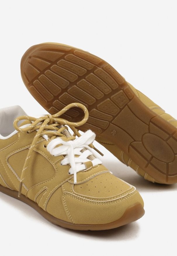 Renee - Żółte Sneakersy Ozdobione Przeszyciami i Podwójnym Sznurowaniem Telisaria. Okazja: na co dzień. Zapięcie: sznurówki. Kolor: żółty. Materiał: jeans. Wzór: aplikacja