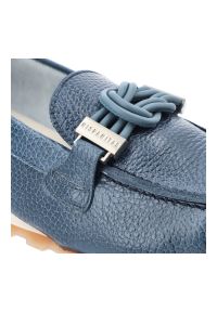 Półbuty damskie Hispanitas, ze skóry naturalnej o fakturze ziarnistej z niską cholewką i paskiem na podbiciu oraz ozdobna klamra z przodu, niebieskie. Okazja: na co dzień. Wysokość cholewki: przed kostkę. Zapięcie: klamry. Kolor: niebieski. Materiał: skóra. Szerokość cholewki: normalna. Styl: casual, elegancki #4