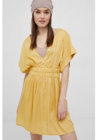 Roxy sukienka kolor żółty mini rozkloszowana. Kolor: żółty. Materiał: tkanina, materiał. Typ sukienki: rozkloszowane. Długość: mini