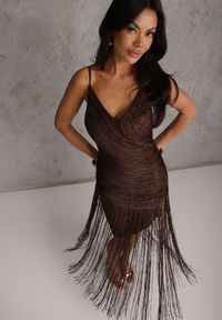 Renee - Brązowa Sukienka Koktajlowa na Ramiączkach Zdobiona Frędzlami Wilinsia. Okazja: na wesele, na imprezę, na ślub cywilny. Kolor: brązowy. Długość rękawa: na ramiączkach. Wzór: aplikacja. Styl: wizytowy #1