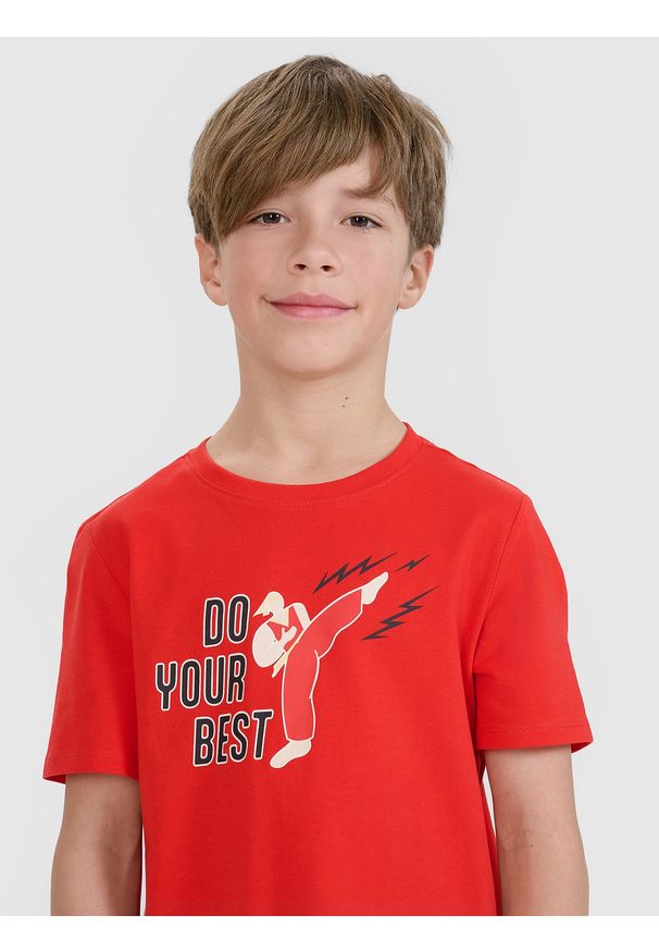4f - 4F T-shirt regular z nadrukiem chłopięcy - czerwony 122 (6-7 lat). Okazja: na co dzień. Kolor: czerwony. Materiał: dzianina, bawełna, jersey. Długość rękawa: krótki rękaw. Długość: krótkie. Wzór: nadruk. Sezon: lato. Styl: klasyczny, sportowy, casual