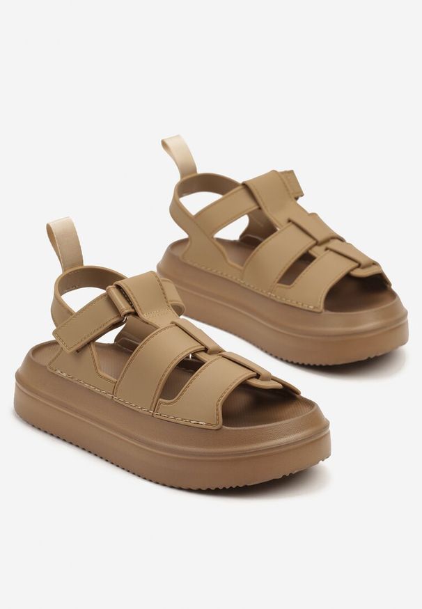 Born2be - Ciemnobeżowe Sandały Gladiatorki Zapinane na Rzep Falarosea. Okazja: na co dzień. Zapięcie: rzepy. Kolor: beżowy. Sezon: lato. Styl: casual, elegancki