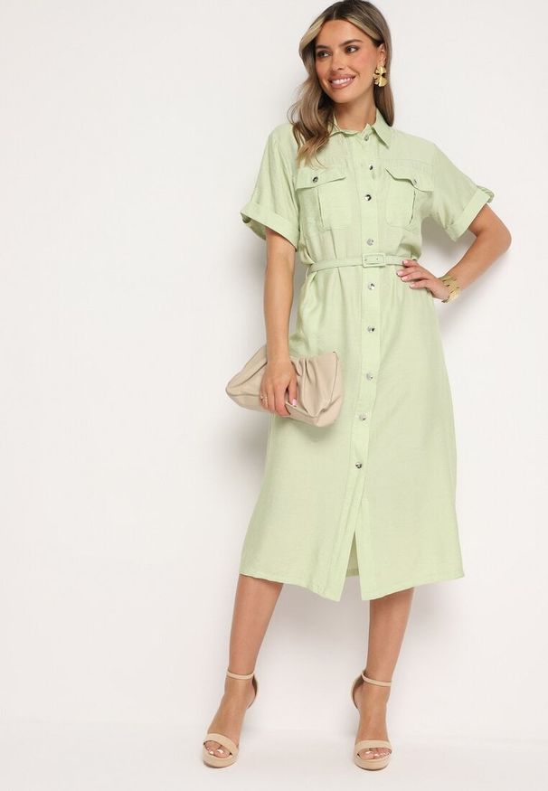 Born2be - Zielona Wiskozowa Sukienka o Koszulowym Kroju z Paskiem Nelavyn. Okazja: na co dzień, do pracy. Kolor: zielony. Materiał: wiskoza. Długość rękawa: krótki rękaw. Typ sukienki: koszulowe. Styl: casual, elegancki