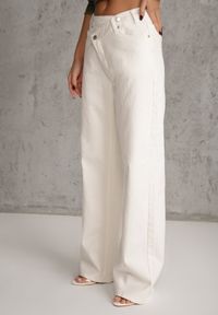 Renee - Białe Bawełniane Jeansy Wide Leg z Asymetrycznym Guzikiem Thesiphi. Kolor: biały #5