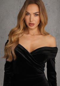 Renee - Czarna Sukienka z Weluru VICES Off Shoulder z Rozcięciem Elinesh. Okazja: na studniówkę, na randkę, na ślub cywilny, na wesele. Kolor: czarny. Materiał: welur #5