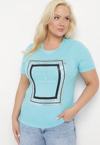 Born2be - Jasnoniebieski Bawełniany T-shirt Koszulka z Krótkim Rękawem Ozdobiona Nadrukiem i Cyrkoniami Codara. Okazja: na co dzień. Kolekcja: plus size. Kolor: niebieski. Materiał: bawełna. Długość rękawa: krótki rękaw. Długość: krótkie. Wzór: aplikacja, nadruk. Styl: casual #7