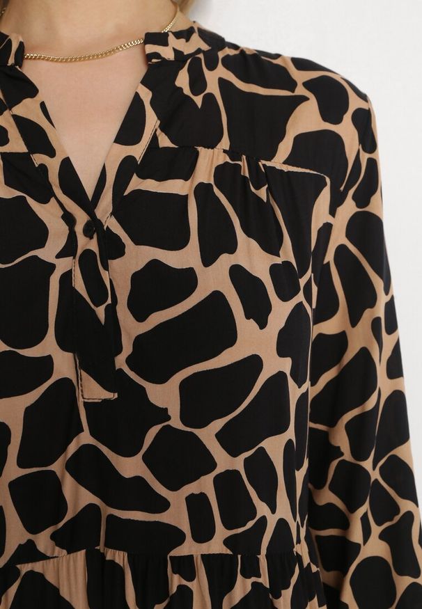 Born2be - Czarno-Beżowa Sukienka Argope. Typ kołnierza: dekolt w serek. Kolor: beżowy. Wzór: nadruk. Styl: klasyczny. Długość: midi