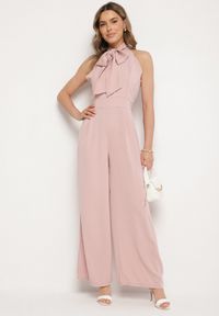 Born2be - Różowy Kombinezon z Ozdobną Kokardą Nelifira. Okazja: na co dzień, na ślub cywilny, na wesele, na imprezę. Kolor: różowy. Długość: długie. Wzór: aplikacja. Styl: casual, elegancki #4