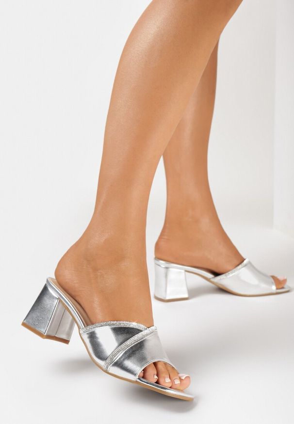 Born2be - Srebrne Klapki na Niewysokim Słupku Ozdobione Cyrkoniami Jammie. Kolor: srebrny. Wzór: aplikacja. Obcas: na słupku