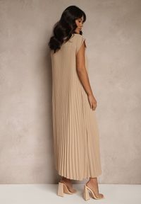 Renee - Beżowa Sukienka Ozdobiona Plisami Mavellea. Okazja: na co dzień. Kolor: brązowy. Wzór: aplikacja. Typ sukienki: proste. Styl: klasyczny, elegancki, casual #4