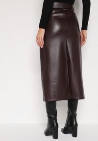 Born2be - Bordowa Spódnica Ołówkowa z Imitacji Skóry z Paskiem z Dużą Klamrą Rewedia. Okazja: na spotkanie biznesowe, do pracy, na co dzień. Kolor: czerwony. Materiał: skóra. Styl: casual, klasyczny, biznesowy #6