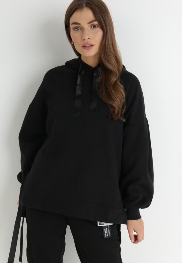 Born2be - Czarna Bluza Oversize z Kapturem Kulsum. Typ kołnierza: kaptur. Kolor: czarny. Materiał: tkanina, bawełna. Długość: długie. Wzór: gładki, jednolity