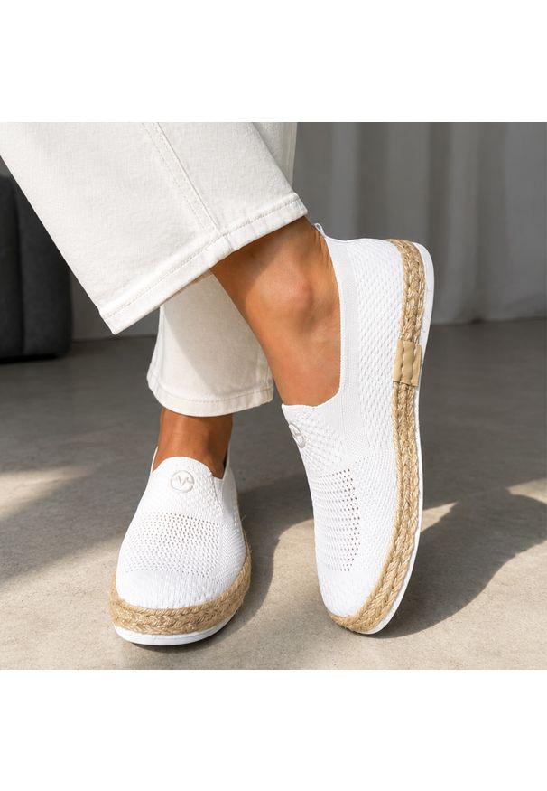 Białe espadryle damskie Vinceza 13659. Okazja: na spacer, na co dzień. Nosek buta: okrągły. Kolor: biały. Materiał: tkanina. Szerokość cholewki: normalna. Sezon: lato, wiosna. Styl: elegancki, casual, klasyczny