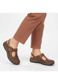 Sandały damskie Rieker, cholewka skóra naturalna ażurowa konstrukcja z wycięciem w kształcie litery t oraz regulowany pasek na rzep, brązowe, 46397-2. Okazja: na spacer, na co dzień. Zapięcie: rzepy. Kolor: brązowy. Materiał: skóra. Wzór: ażurowy. Sezon: lato. Styl: casual, elegancki, klasyczny, wakacyjny #1