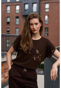 MOODO - T-shirt z kieszonką brązowy. Kolor: brązowy. Materiał: bawełna #1