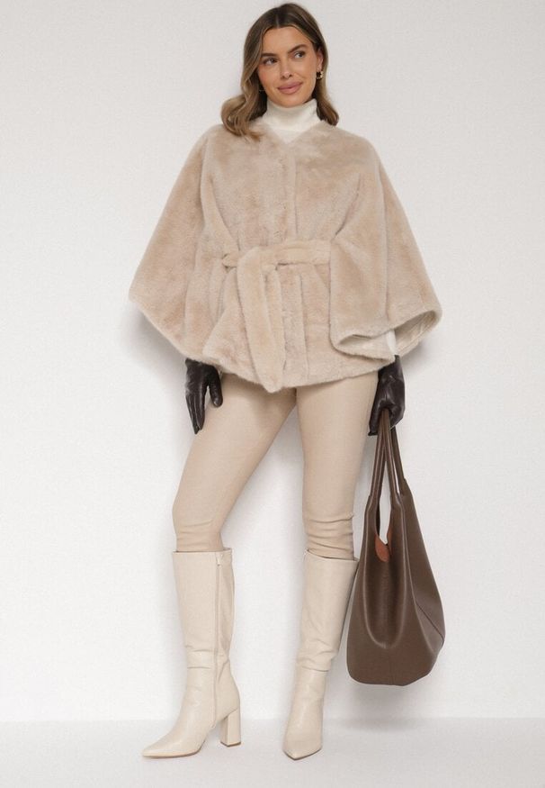 Born2be - Beżowe Ponczo z Futerkiem i Wiązanym Paskiem Monalena. Okazja: na co dzień, do pracy, na spotkanie biznesowe. Kolor: beżowy. Materiał: futro. Styl: biznesowy, casual, elegancki