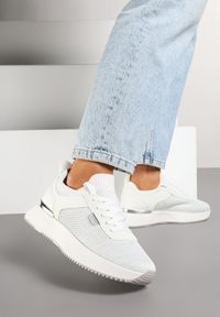 Renee - Białe Sneakersy z Siateczkową Cholewką Saramis. Okazja: na co dzień. Kolor: biały. Materiał: jeans. Szerokość cholewki: normalna