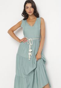 Born2be - Zielona Rozkloszowana Sukienka Maxi z Plecionym Sznurkiem w Talii Ralica. Typ kołnierza: kołnierz z falbankami. Kolor: zielony. Długość: maxi #5