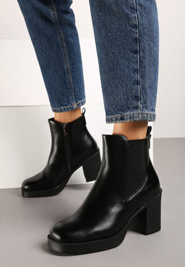 Renee - Czarne Botki Sztyblety na Słupku z Gumką Enelavia. Okazja: na co dzień. Kolor: czarny. Materiał: skóra, jeans. Obcas: na słupku. Styl: elegancki, casual. Wysokość obcasa: średni