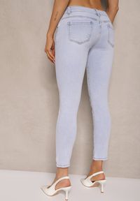 Renee - Jasnoniebieskie Jeansy o Kroju Skinny Low Waist Kolanilia. Okazja: na co dzień. Stan: obniżony. Kolor: niebieski. Styl: klasyczny, casual, elegancki