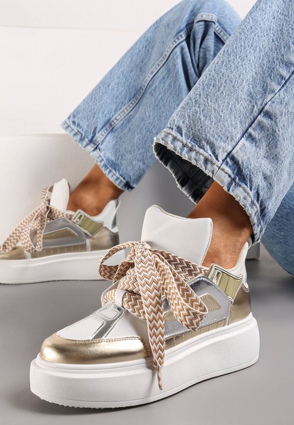 Born2be - Białol-Złote Sneakersy na Grubej Podeszwie z Ozdobnymi Sznurówkami Edidda. Nosek buta: okrągły. Zapięcie: sznurówki. Kolor: złoty. Obcas: na obcasie. Wysokość obcasa: niski