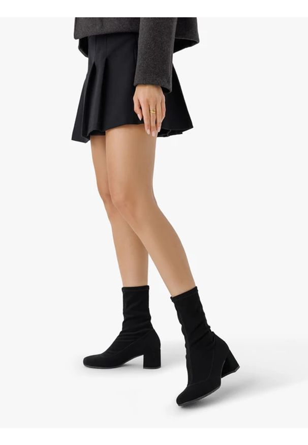 Ryłko - Czarne botki skarpetowe z elastyczną cholewką. Nosek buta: okrągły. Kolor: czarny. Materiał: syntetyk. Szerokość cholewki: normalna. Obcas: na obcasie. Styl: street. Wysokość obcasa: średni