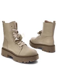 Beżowe Botki Karino Skórzane Eleganckie Buty Damskie. Okazja: na co dzień, do pracy. Kolor: beżowy. Materiał: skóra. Wzór: aplikacja. Styl: elegancki #6