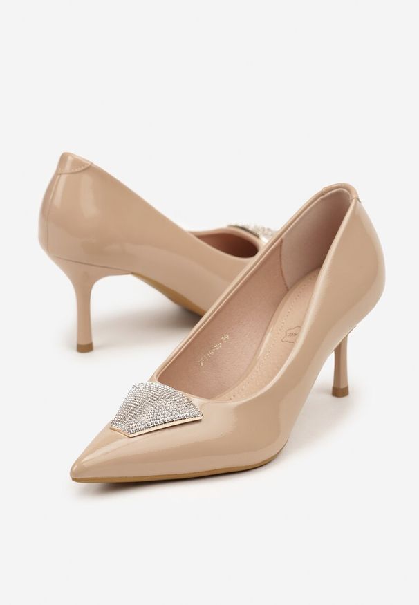 Born2be - Ciemnobeżowe Szpilki Vices z Cyrkoniową Aplikacją Niraselle. Okazja: na wesele, na spotkanie biznesowe, na imprezę, na ślub cywilny. Nosek buta: szpiczasty. Kolor: beżowy. Wzór: aplikacja. Obcas: na szpilce. Styl: glamour, elegancki, biznesowy. Wysokość obcasa: średni