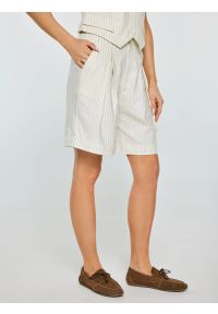 Big-Star - Szorty damskie lniane w prążek kremowe Kinnisa 102. Okazja: na co dzień. Kolor: kremowy. Materiał: len. Wzór: prążki. Sezon: lato. Styl: casual, klasyczny, elegancki #3