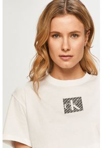 Calvin Klein Jeans - T-shirt J20J215612.4891. Okazja: na co dzień. Kolor: biały. Materiał: bawełna, dzianina. Wzór: nadruk. Styl: casual #3