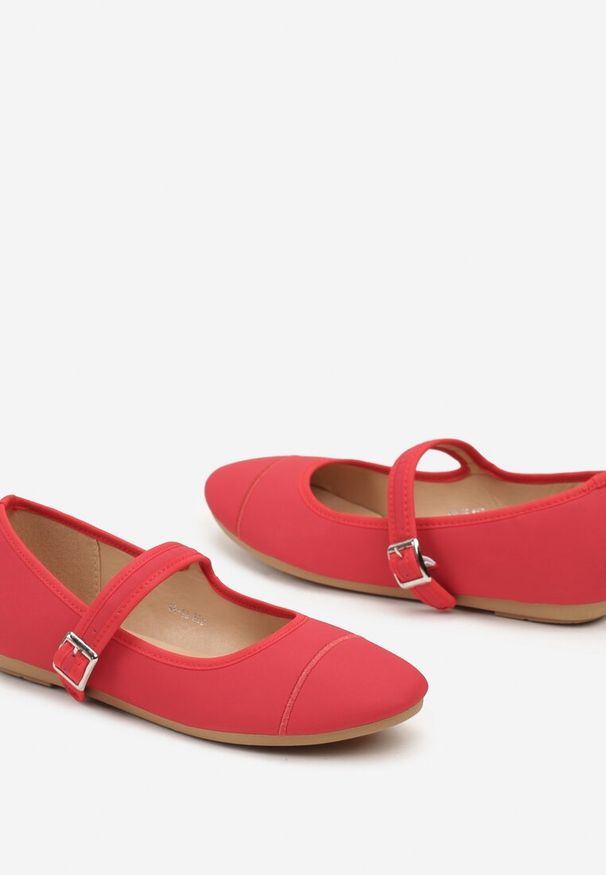 Renee - Czerwone Basicowe Balerinki Zdobione Paskiem i Klamerką Avathina. Okazja: na co dzień. Zapięcie: pasek. Kolor: czerwony. Materiał: jeans. Wzór: aplikacja. Obcas: na obcasie. Styl: elegancki, casual. Wysokość obcasa: niski
