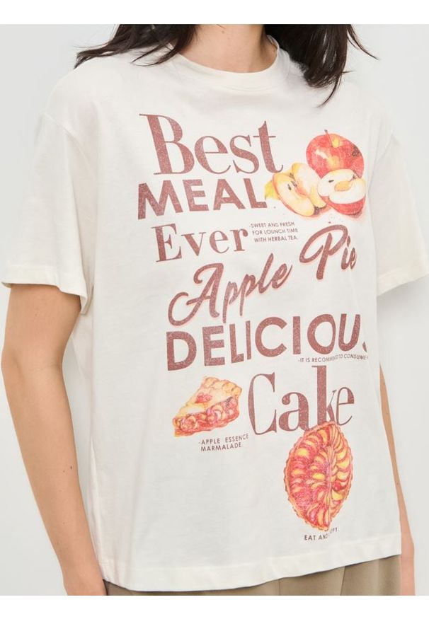 Sinsay - Bawełniana koszulka z nadrukiem - kremowy. Kolor: kremowy. Materiał: bawełna. Wzór: nadruk