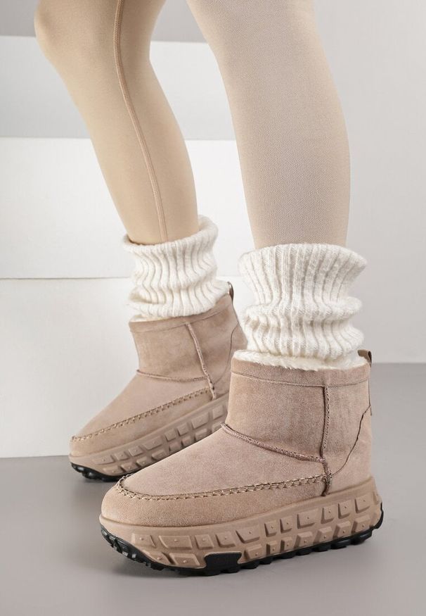 Renee - Ciemnobeżowe Śniegowce na Platformie Ozdobionej Tłoczeniem Apinelle. Okazja: na co dzień. Kolor: beżowy. Materiał: skóra, jeans. Wzór: aplikacja. Obcas: na platformie. Styl: casual, street, elegancki